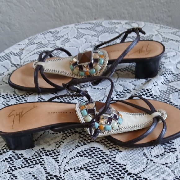 Giuseppe Zanotti Black and Cream Sandals with T-Strap Design - Picture 2 of 10